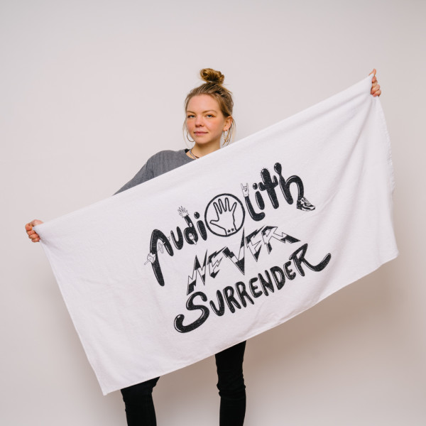 Audiolith - Never Surrender weiß-schwarz Handtuch